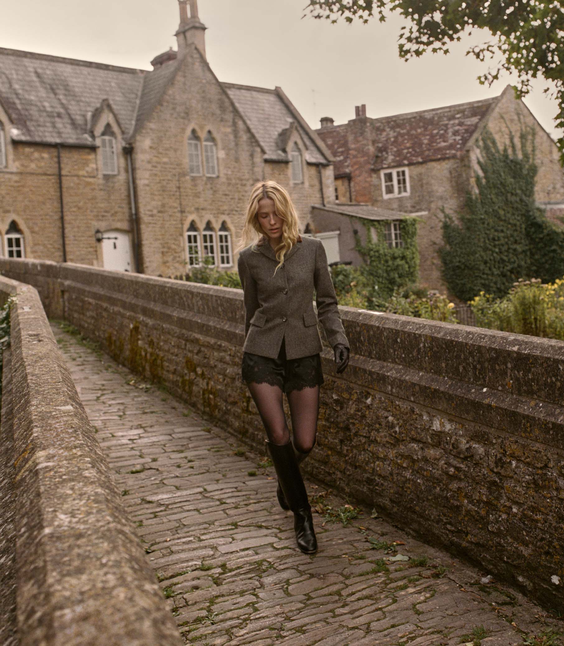 IONA SHORT -- BLACK view 1
